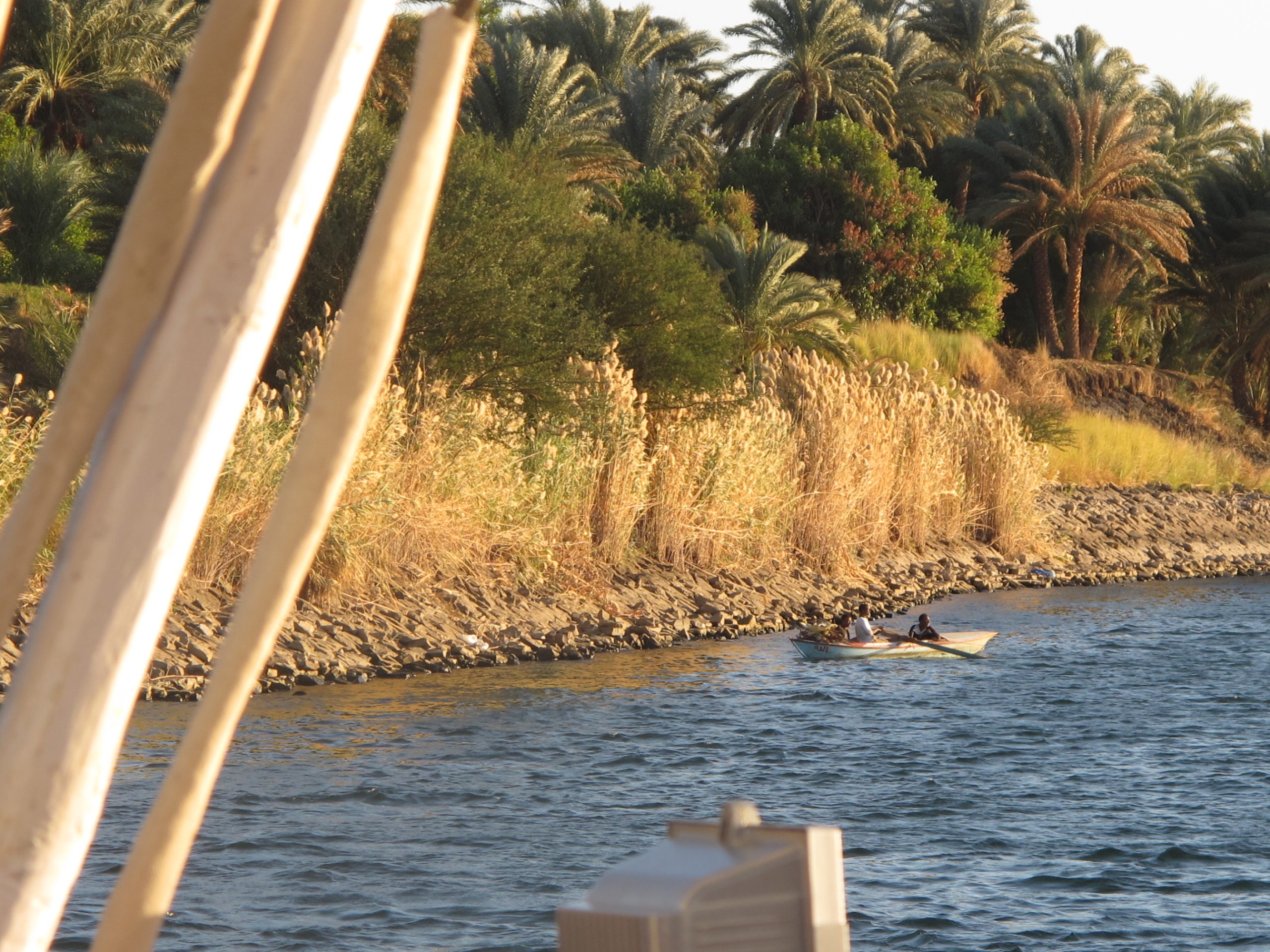 Navigation à voile à bord de la dahabiya Hypathia en Égypte Navigation à voile à bord de la dahabiya Hypathia en Égypte